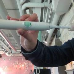 전동 칫솔 Phillips Sonicare, iLost를 사용하여 The Tire Station Hotel에 보고됨