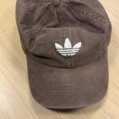 캡 Adidas, iLost를 사용하여 Pathé Amsterdam Noord에 보고됨
