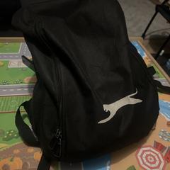 Zwarte rugzak met witte kat/panther erop, iLost-i jakinarazi zaion moduan