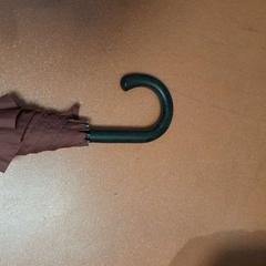 Esernyő bordeaux, amint azt TCL az iLost segítségével jelentette.