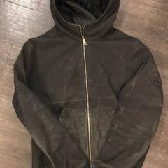 Jacka zwart met capuchon, rapporterat av Libéma Beurzen en Evenementen med iLost