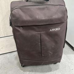 حقيبة سفر بني غامق، كما تم الإبلاغ عنه بواسطة محطة الدمام (الدمام) عبر iLost