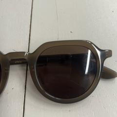 Occhiali da sole, come riportato da GVB utilizzando iLost