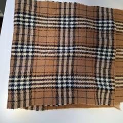 Sciarpa à carreaux, come riportato da ilévia utilizzando iLost