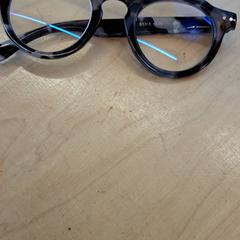 Szemüveg Luunette de vue, amint azt IKEA Lyon Grand Parilly az iLost segítségével jelentette.