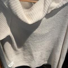 Sveter white wool, ako bolo nahlásené Club Nyx/Exit Café pomocou iLost