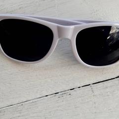 Gafas de sol Wit, ha sido reportado por DierenPark Amersfoort con iLost