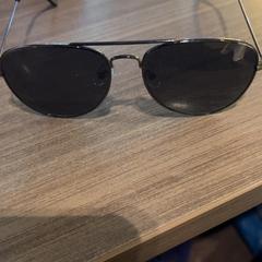 Óculos de sol, como reportado por Van der Valk Hotel Haarlem utilizando o iLost