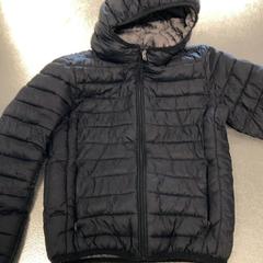 Chaqueta Zwart jasje America Today 122/128, ha sido reportado por IKEA Haarlem con iLost