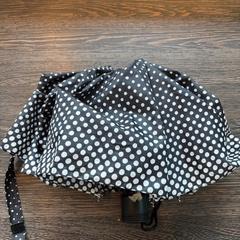 Paraply zwart met witte stippen, som rapportert av WestCord Hotel Eindhoven ved bruk av iLost