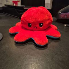 Xoguete de peluche octopus rood en blauw, segundo informou Hotel Van der Valk Harderwijk op de Veluwe usando iLost