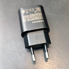 Carregador Zwart, zonder kabel, segons ha informat Universiteit Gent - Faculteitsbibliotheek LW mitjançant iLost