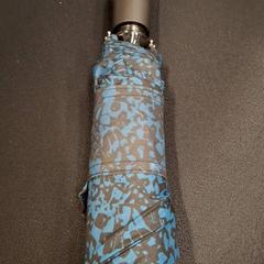 مظلة قابلة للطي bleu/noir، كما تم الإبلاغ عنه بواسطة IKEA Marseille La Valentine عبر iLost