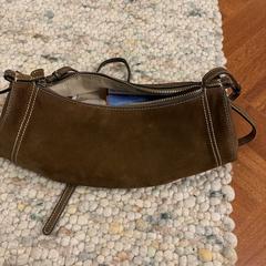 Bruin suède tasje, gerapporteerd met iLost