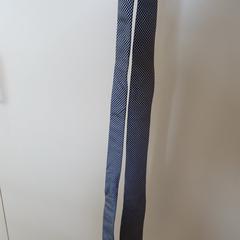 Cravate Hugo Boss, zoals gemeld door MEININGER Hotel Lyon Centre Berthelot met iLost