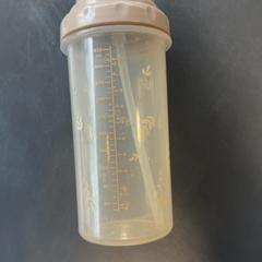 마시는 병 Beige met rietje, iLost를 사용하여 Burgers' Zoo에 보고됨