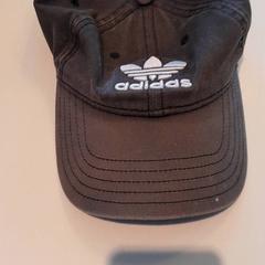 Baseballová čepice Adidas, jak nahlášeno Van der Valk Hotel Tiel pomocí iLost