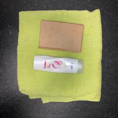 Körperlotion, Handtuch & Flasche, gemeldet von Ramada by Wyndham Amsterdam Airport Schiphol über iLost