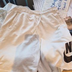 Shorts & Peigne wit/zwart, a été signalé par Mainport utilisant iLost