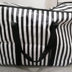 كيس حمل ابيض مخطط باسود، كما تم الإبلاغ عنه بواسطة محطة الدمام (الدمام) عبر iLost