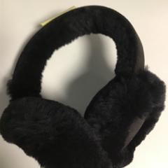 Oorwarmers Zwart stof., come riportato da HvA Corry Tendeloohuis utilizzando iLost