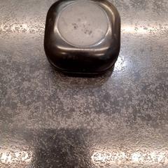 Leeg doosje aerpods, som rapportert av Rotterdam The Hague Airport ved bruk av iLost