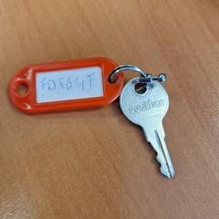 Sleutel aan rood label met letter/cijfer combi, as reported to iLost