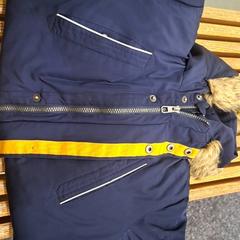 السترة Blauw/geel، كما تم الإبلاغ عنه بواسطة IKEA Wilrijk عبر iLost