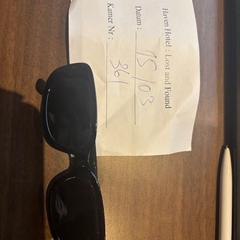 Eguzkitako betaurrekoak Zwart, gisa salatu by Haven Hotel Rotterdam iLost erabiliz