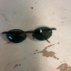 Ulleres de sol BLAUW MET RODE POOTJES, segons ha informat Artis mitjançant iLost