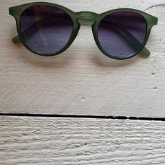 Óculos de sol para crianças, como reportado por DierenPark Amersfoort utilizando o iLost