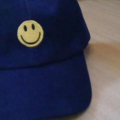 Gorra de béisbol blauw met gele smilie, segundo informou Het Spoorwegmuseum usando iLost