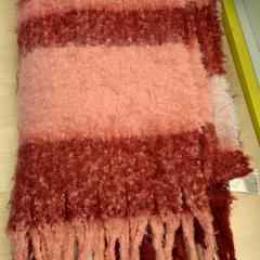 الوشاح Rose rouge، كما تم الإبلاغ عنه بواسطة IKEA Avignon عبر iLost