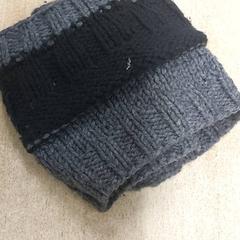 Ruházat - Buff Grijs/Zwart, amint azt Regio Oost-Vlaanderen az iLost segítségével jelentette.