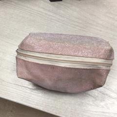 화장실 가방 Met inhoud Make up spullen, iLost를 사용하여 Hotel van der Valk Maastricht에 보고됨