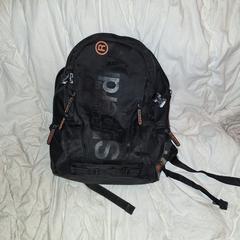 Zwarte gugzak met schoolspullen, ha sido reportado a iLost