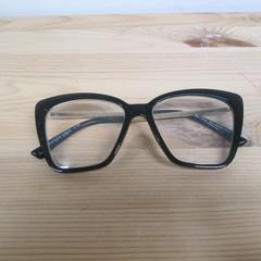Szemüveg met zwart montuur, amint azt IKEA Heerlen az iLost segítségével jelentette.