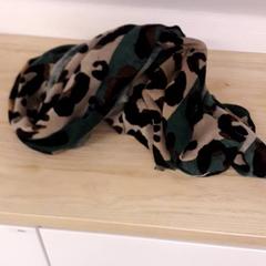 Sciarpa, come riportato da IKEA Breda utilizzando iLost