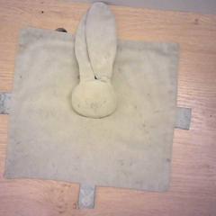 ブランケット met konijntje, bruin がiLostで Bobbejaanland によって報告されました