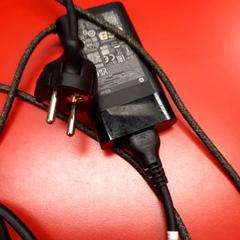 شاحن كمبيوتر محمول، كما تم الإبلاغ عنه بواسطة UvA REC عبر iLost