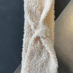 Banda per al cap Wit oorwarmers, segons ha informat Burgers' Zoo mitjançant iLost