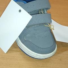 衣類 - Babyschoen がiLostで Centraal magazijn によって報告されました