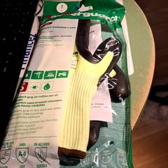 Luvas, como reportado por IKEA Villiers-sur-Marne utilizando o iLost