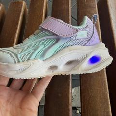 Kinder schoen Skechers، كما تم الإبلاغ عنه عبر iLost