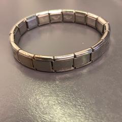 Náramek, jak nahlášeno Eindhoven Airport pomocí iLost