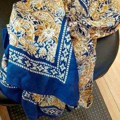 Foulard floral Bleu marron, a été signalé par IKEA Nantes utilisant iLost