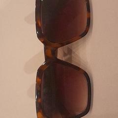 Sunglasses Bruin met zwart, as reported by Van der Valk Hotel Schiphol using iLost