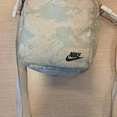 ハンドバッグ beige がiLostで Regio West-Vlaanderen によって報告されました