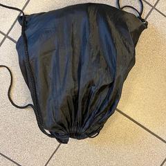 Saco & Saco de ginásio, como reportado por Regio Oost-Vlaanderen utilizando o iLost