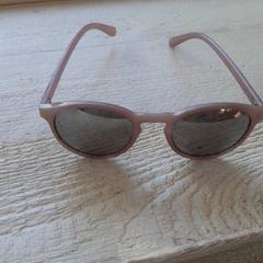 Des lunettes de soleil Roze, a été signalé par DierenPark Amersfoort utilisant iLost